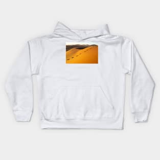 Footsteps in the sand. Kids Hoodie